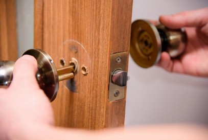 How to install a door handle: simple instructions